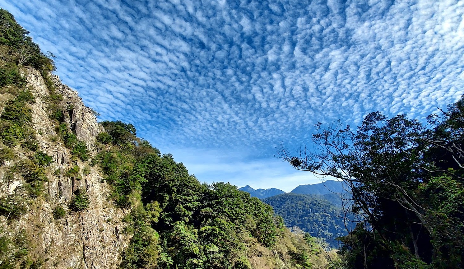 屋我尾山遠山與壯觀雲層