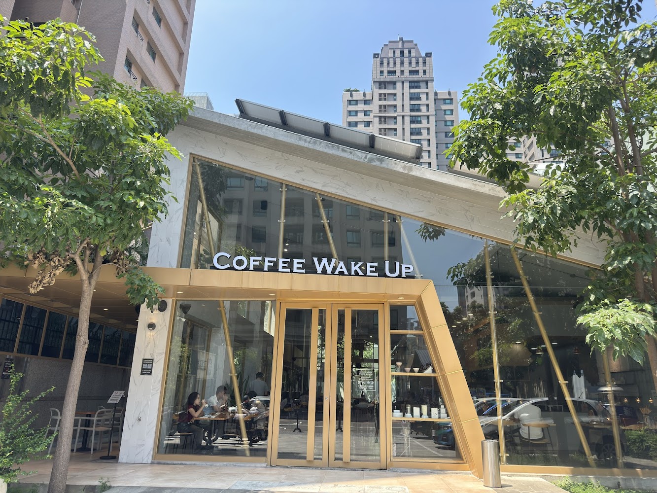 咖啡覺醒美術店街角外觀與都市氛圍