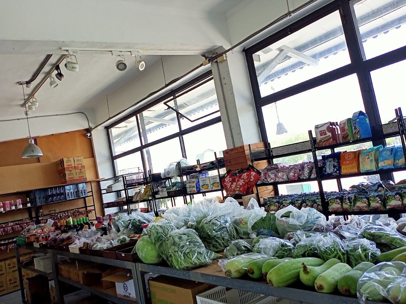 庫空間雜貨店新鮮蔬菜與食品陳列