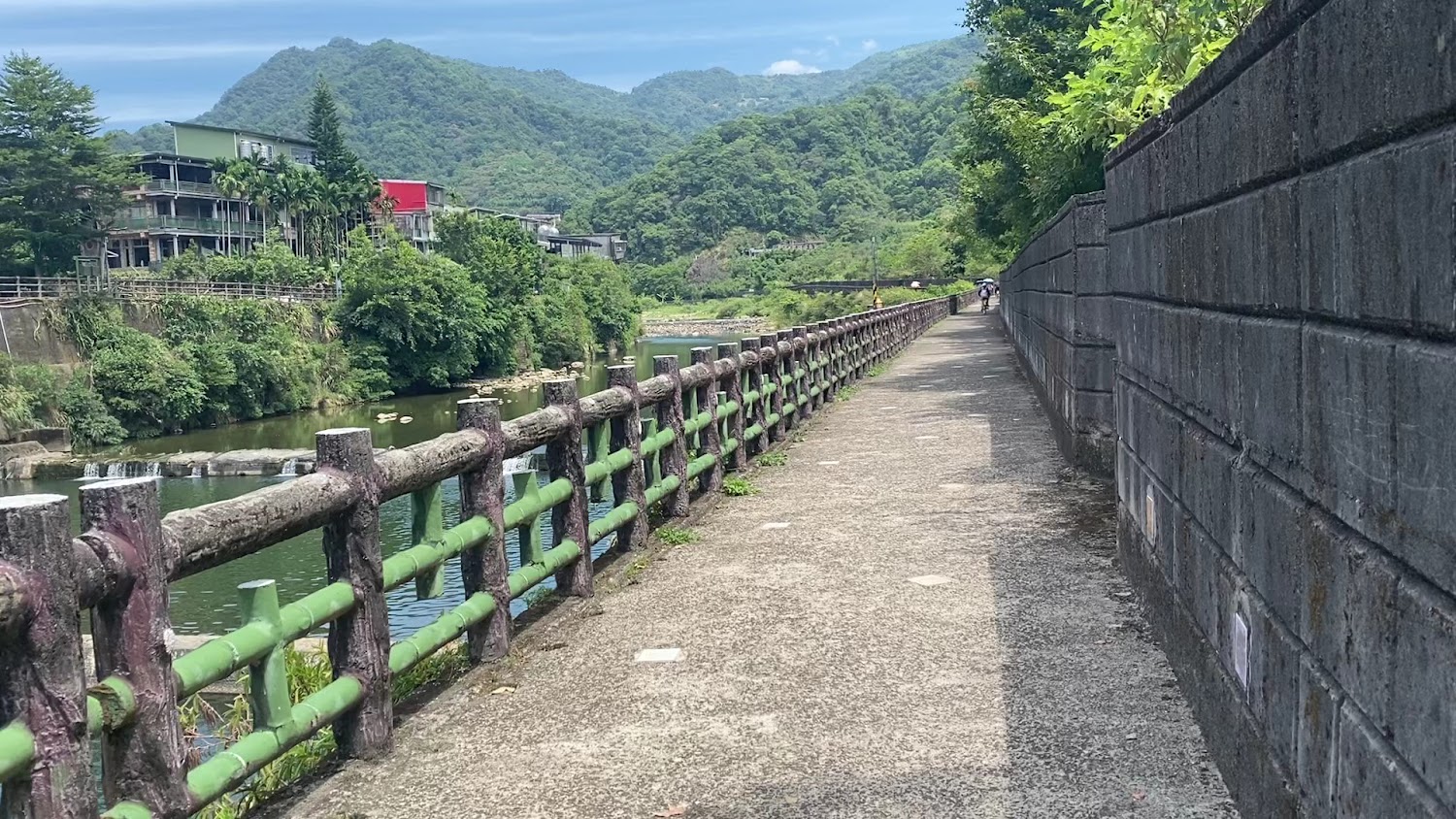 高石牆旁的沿河步道