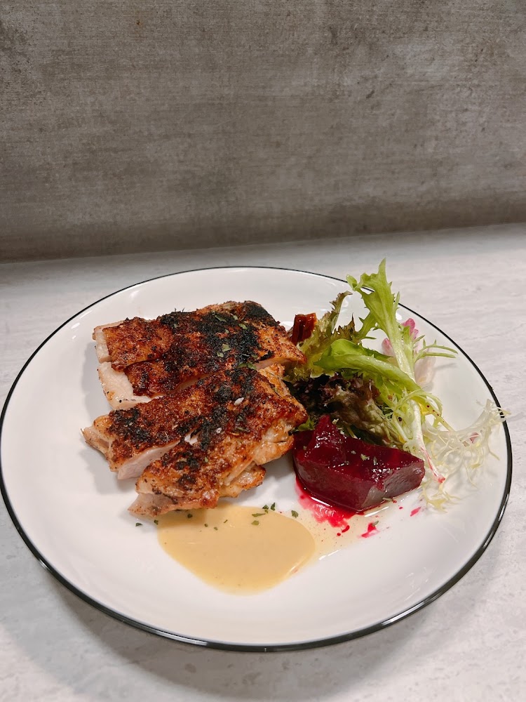 烤雞胸肉搭配芥末醬汁與生菜沙拉