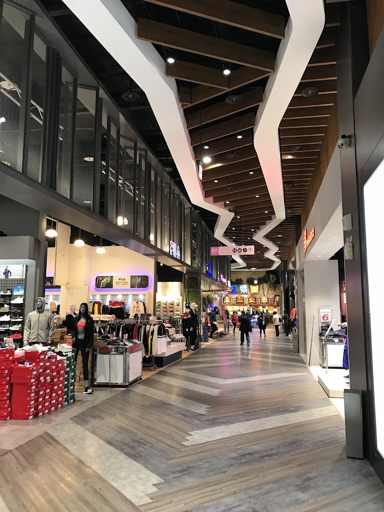 台茂購物中心館內零售商店與寬敞走道