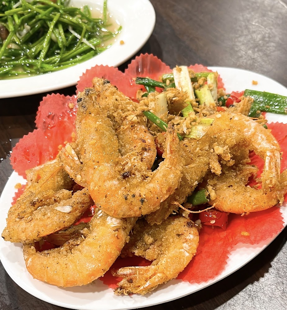 酥炸蝦料理搭配蒜末辣椒