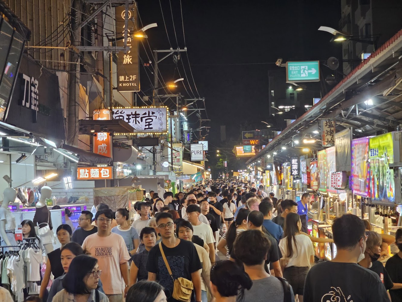 逢甲夜市夜晚人潮與攤販街道