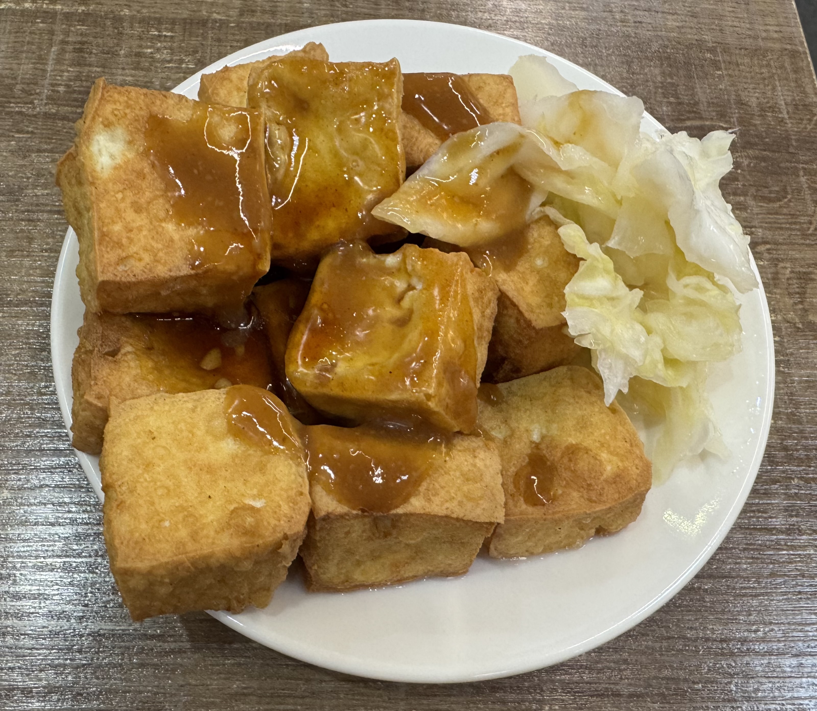 中山五十六炸臭豆腐搭配泡菜與甜辣醬