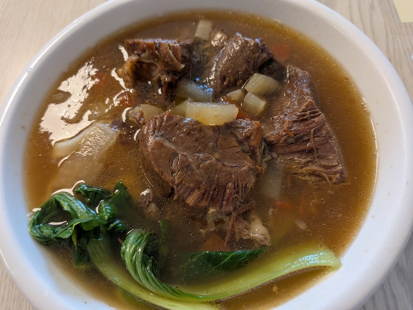 半島牛肉麵清燉牛肉湯與白蘿蔔