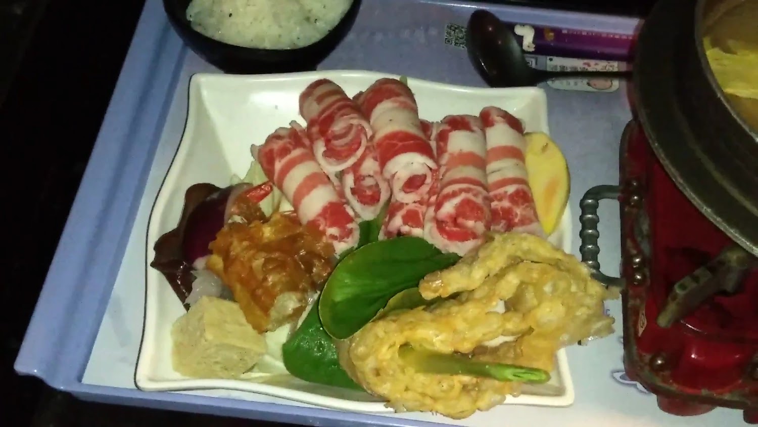 火鍋配料盤含牛肉片蔬菜豆腐與白飯