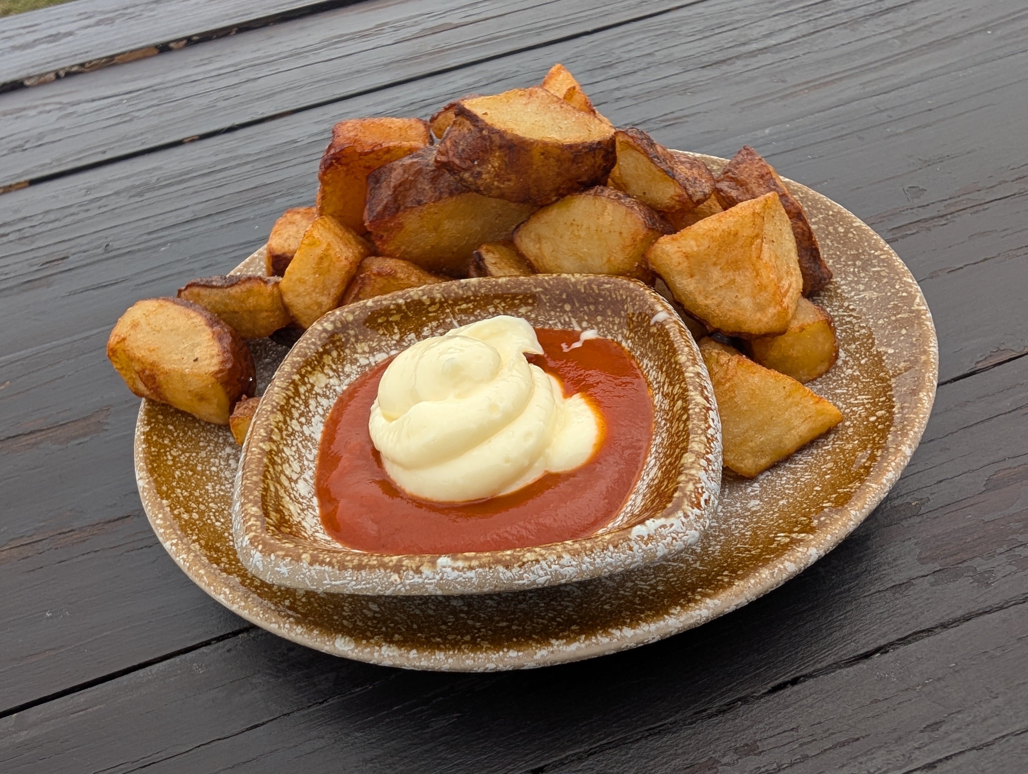 西班牙炸馬鈴薯搭配番茄醬與美乃滋