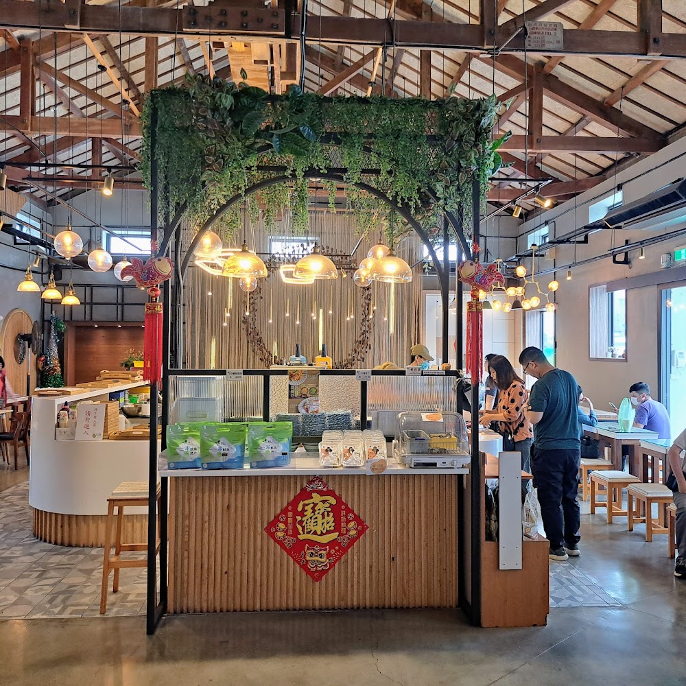 木質屋頂、吊燈與植栽點綴的溫馨餐廳空間