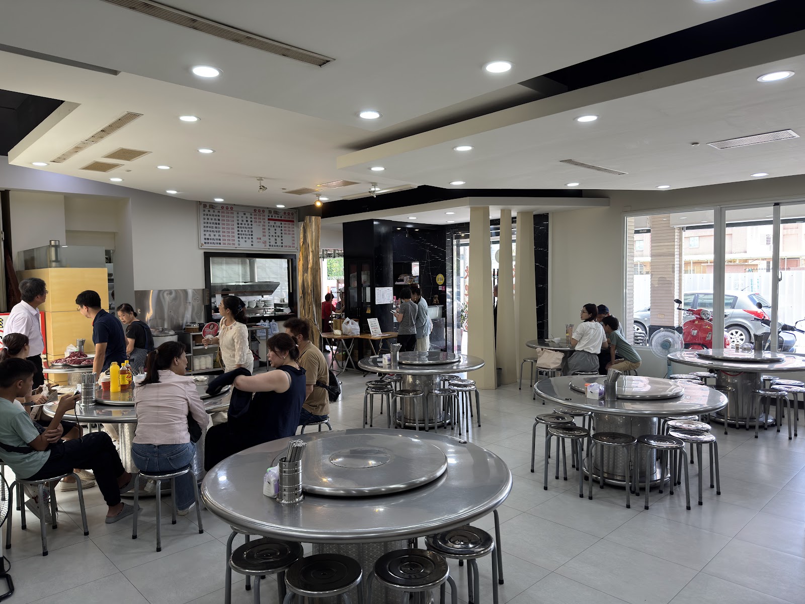 一品羊肉店內明亮寬敞顧客用餐