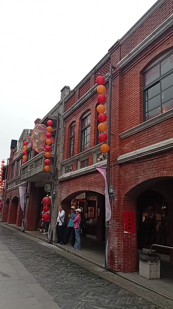 掛滿燈籠的紅磚老街建築與遊客