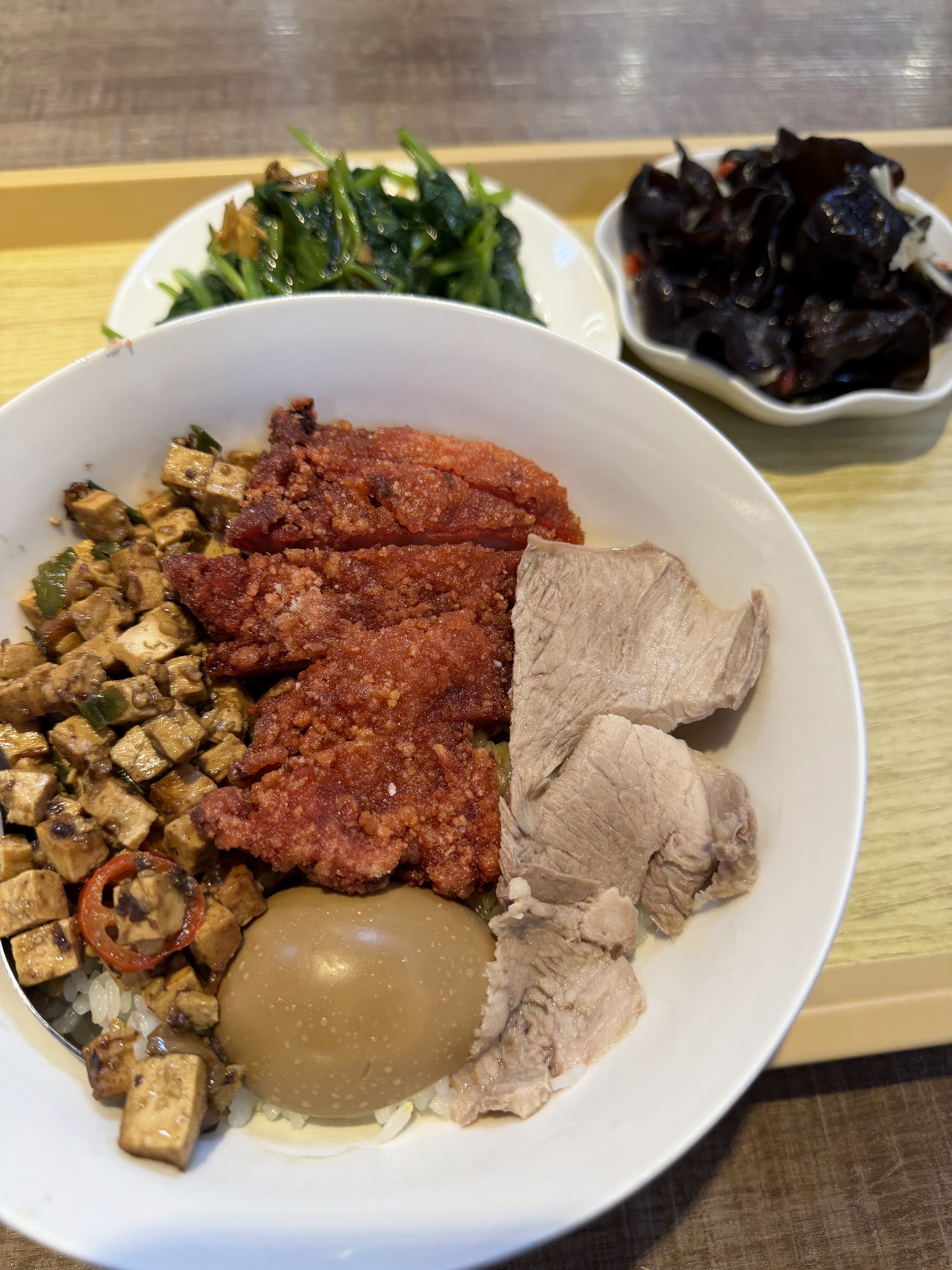 中山五十六古早飯，有滷蛋、排骨、滷肉與配菜