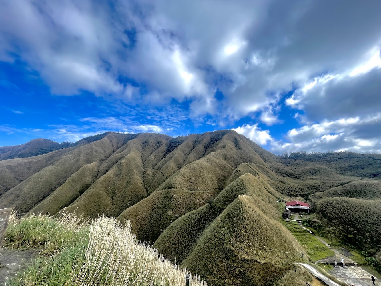 三角崙山山景與紅屋頂建築