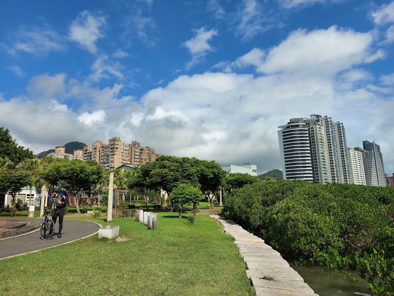 關渡橋頭公園景觀與騎士