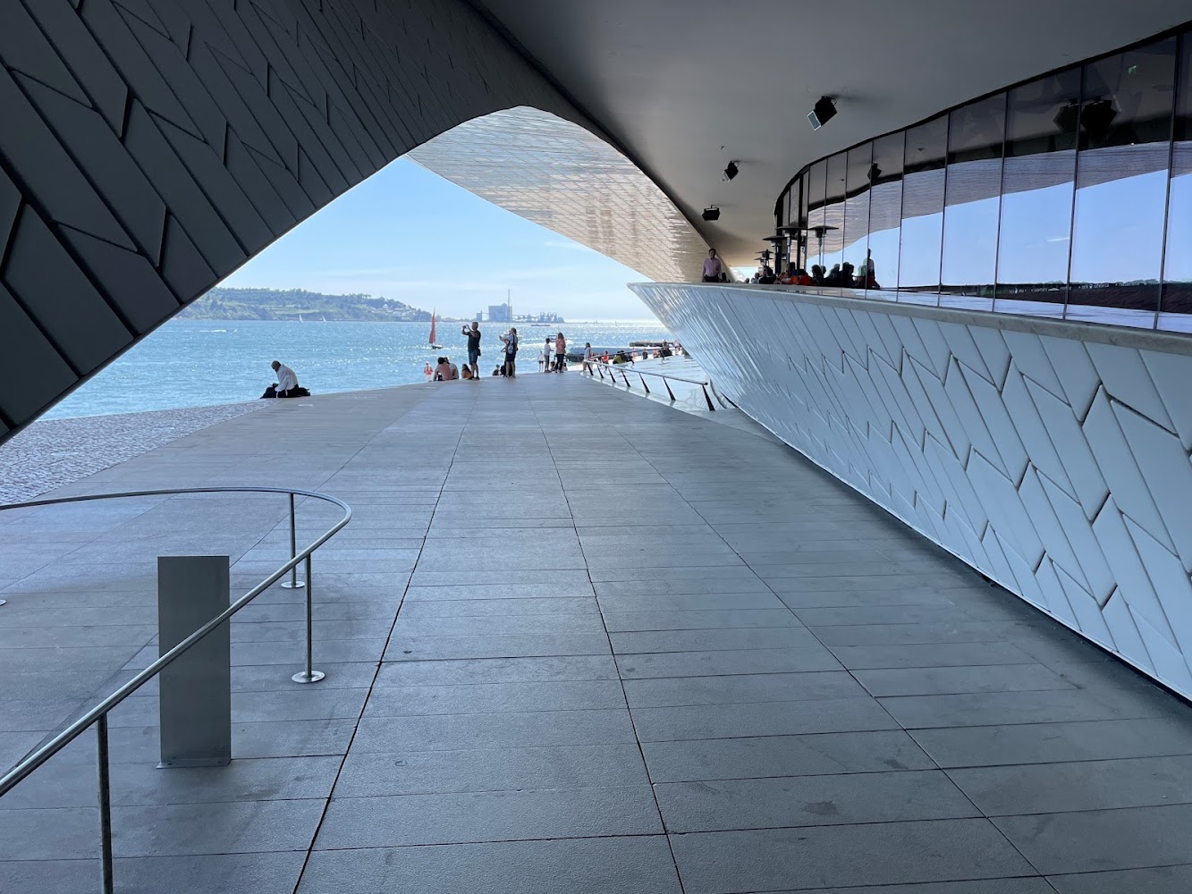 藝術建築和科技博物館海邊步道景色