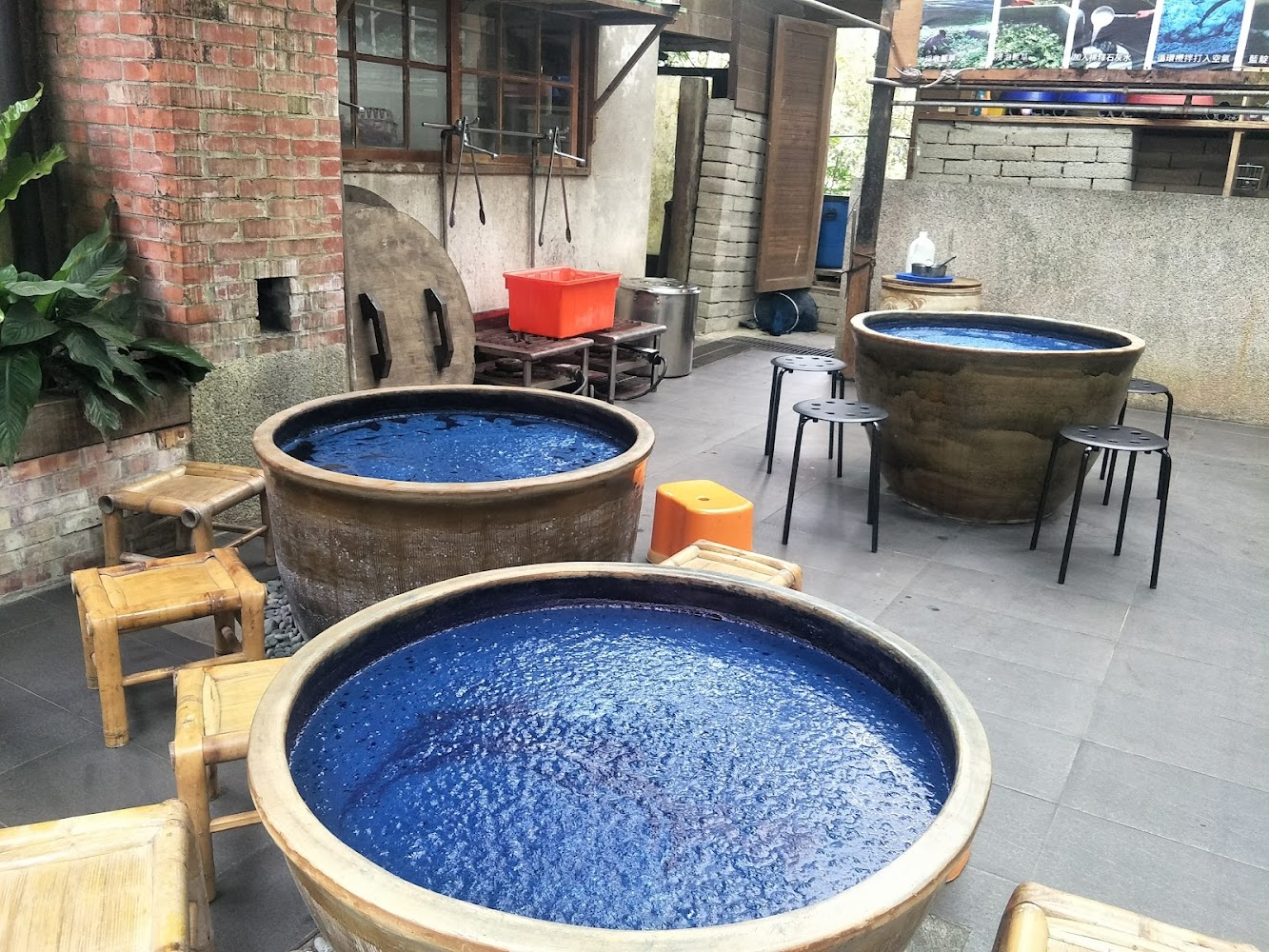 傳統藍染染缸與手作體驗空間