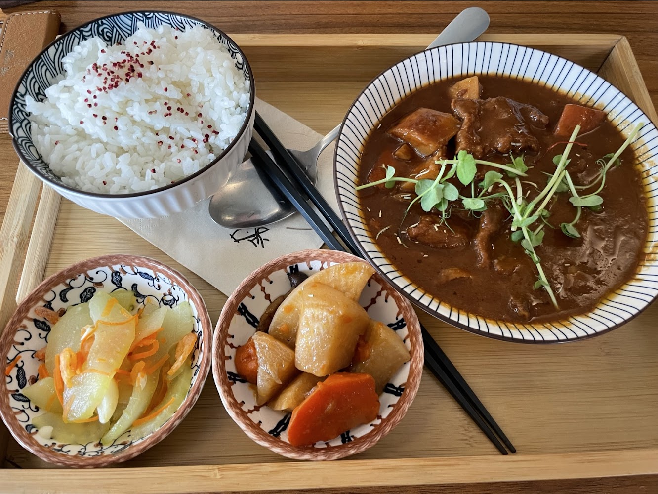 鹿野咖啡日式咖哩牛肉與配菜