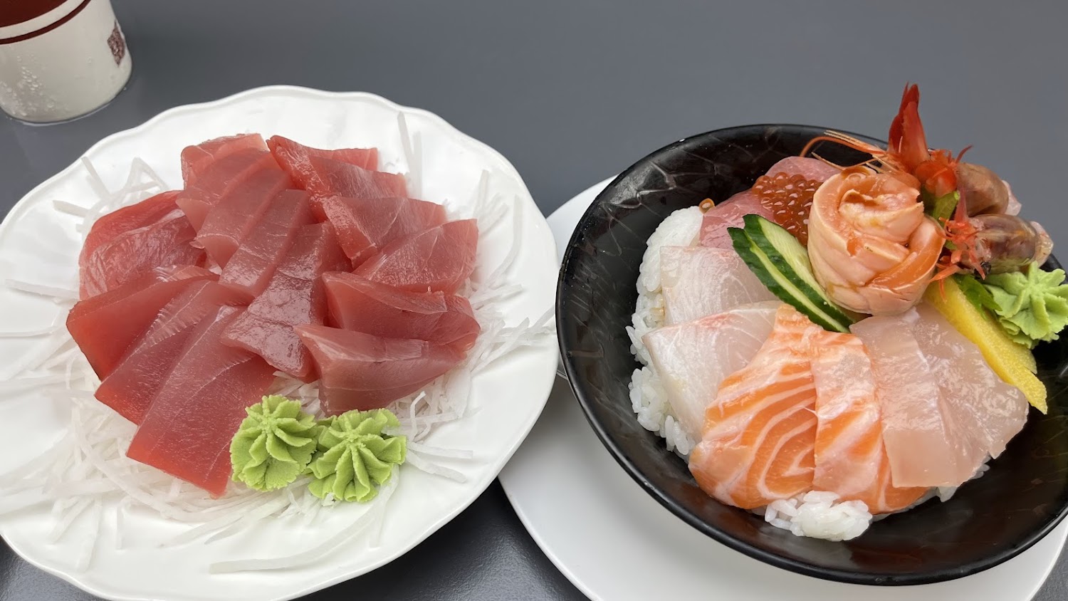 鮪魚生魚片與海鮮丼飯雙拼畫面
