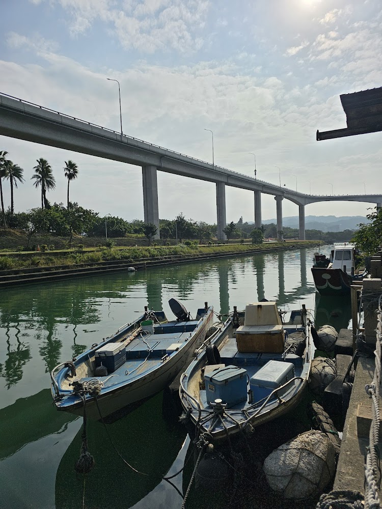 八里台北港護城河高架橋與船景