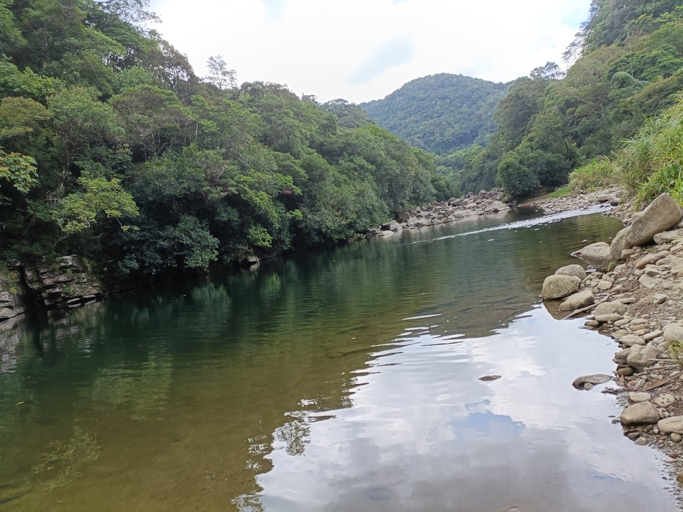 清澈河川與山丘景色