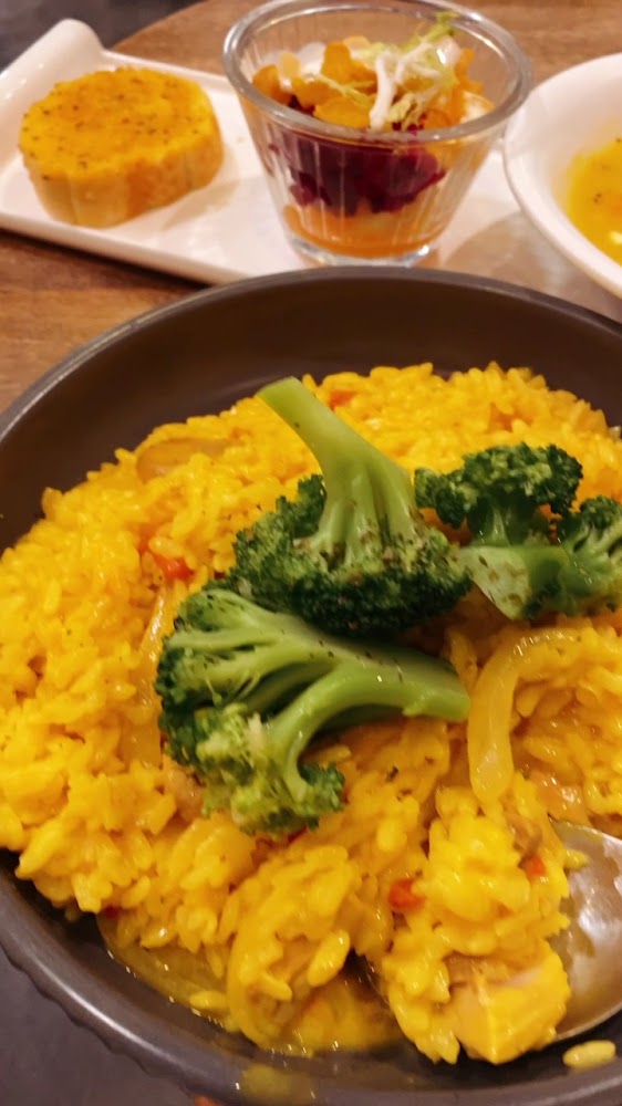 薑黃飯套餐與小蛋糕沙拉