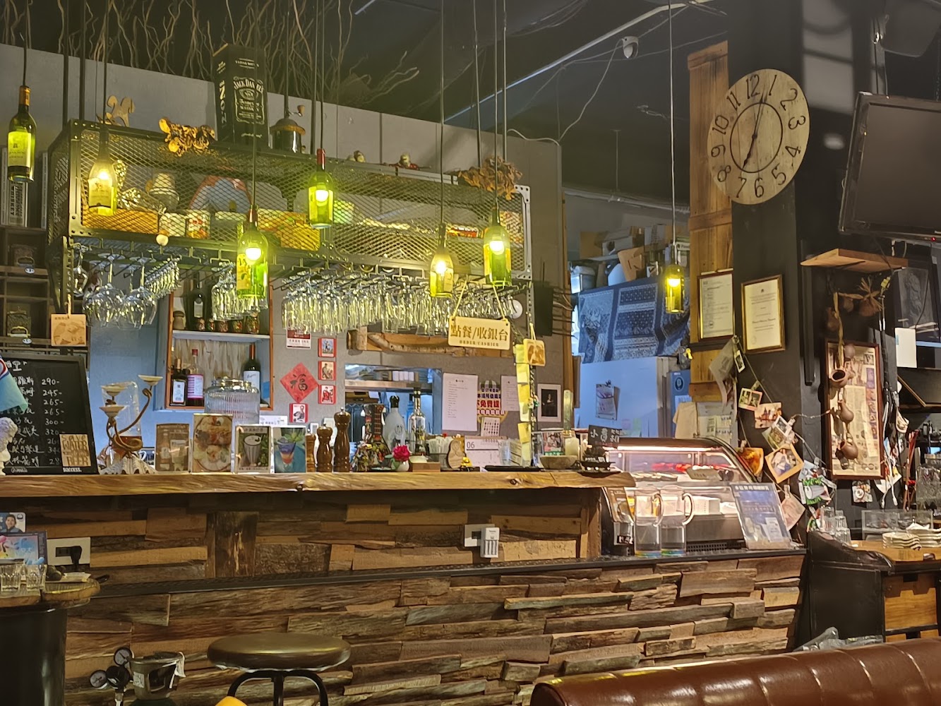 裝潢溫馨的咖啡館吧台與復古氛圍