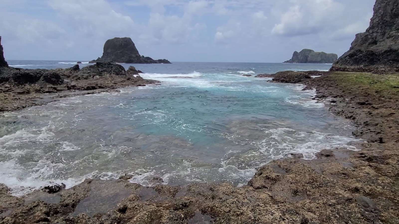 柚子湖天然潮汐池,礁石圍繞形成天然游泳池,海水清澈見底