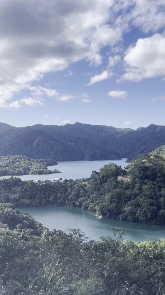 八卦茶園景觀台遠眺青山與湖泊