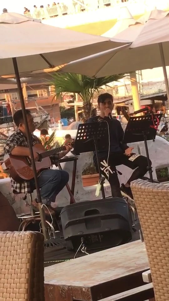 戶外咖啡廳兩位音樂人現場表演