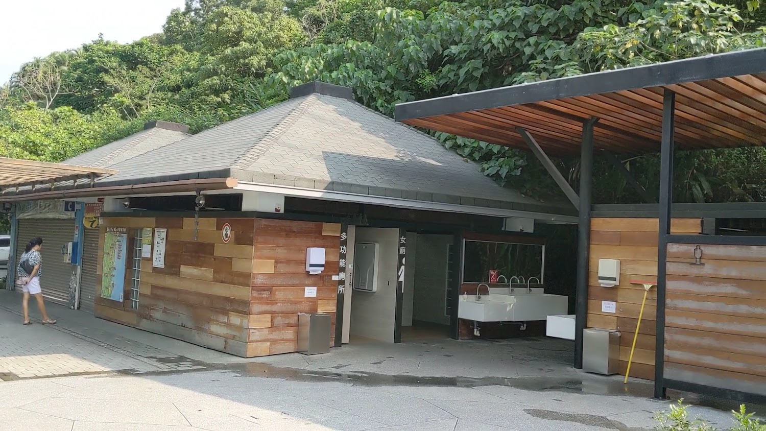木質公共廁所建築