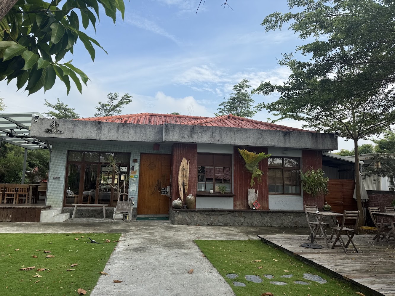 丘山茶紅色屋頂鄉村風外觀與前院草地