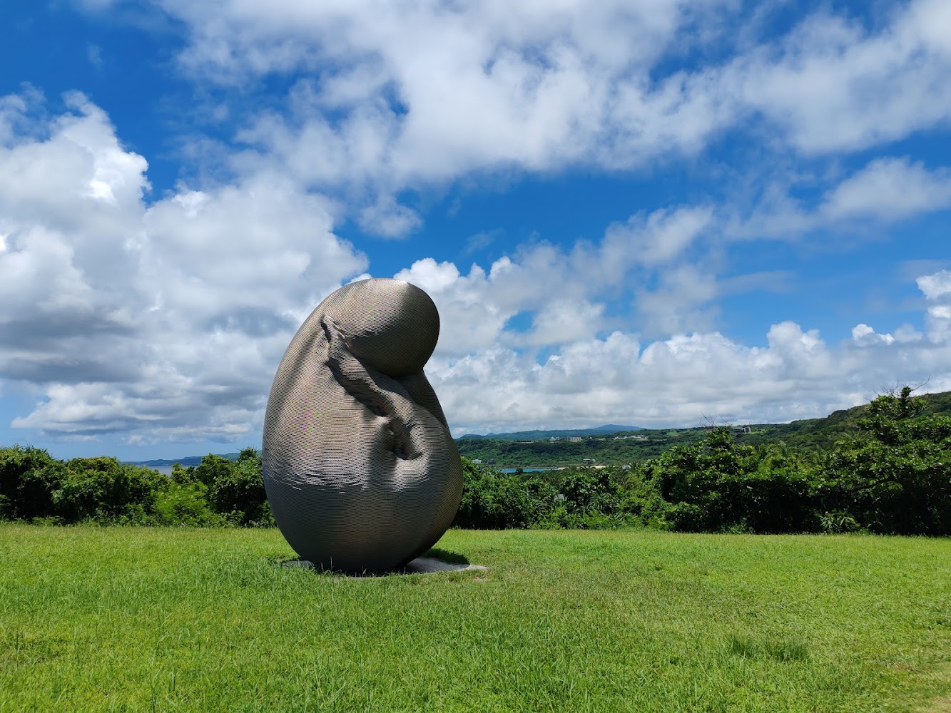 鵝鑾鼻公園金屬雕塑與藍天草地