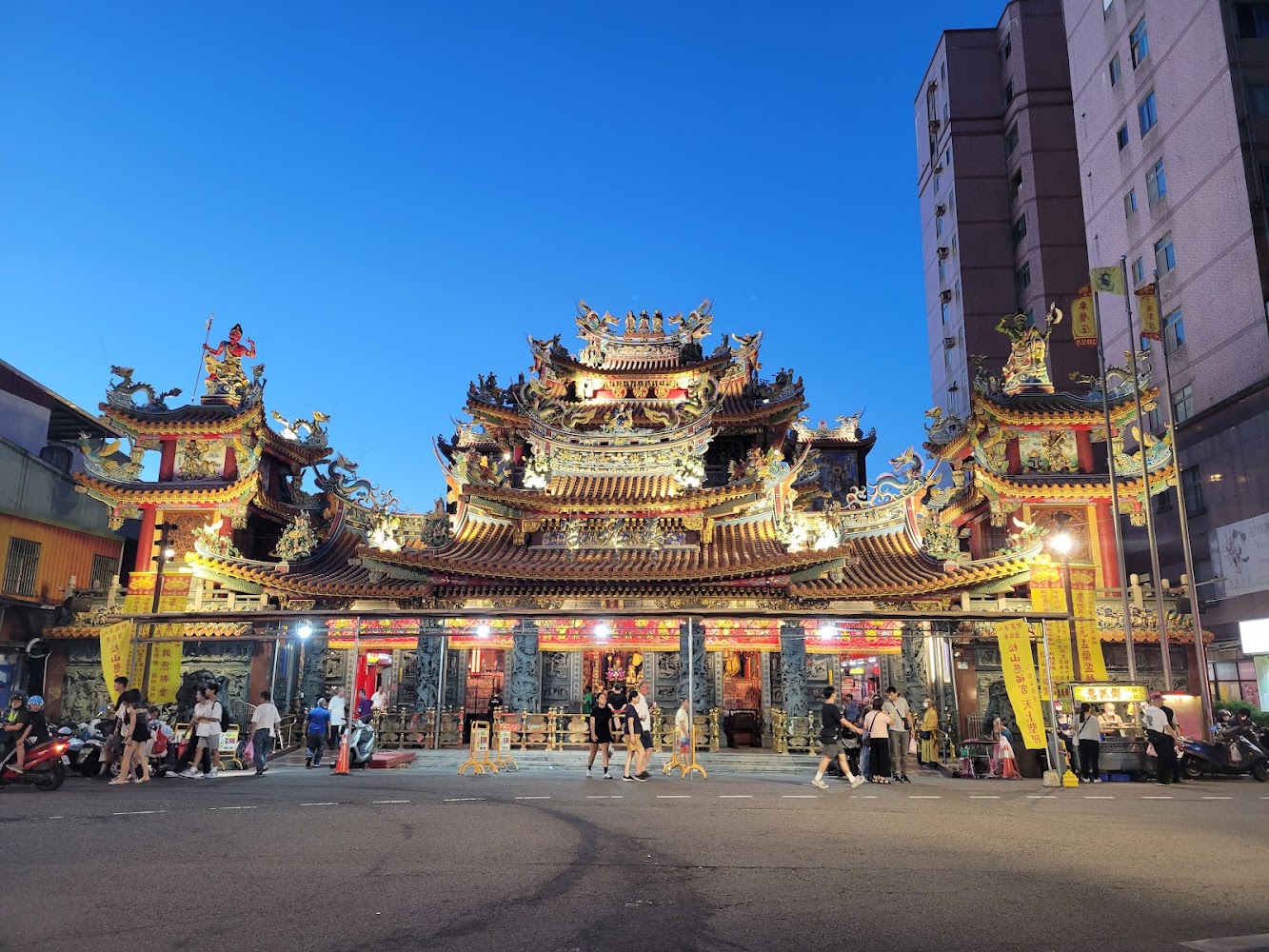 牌樓旁慈祐宮夜景