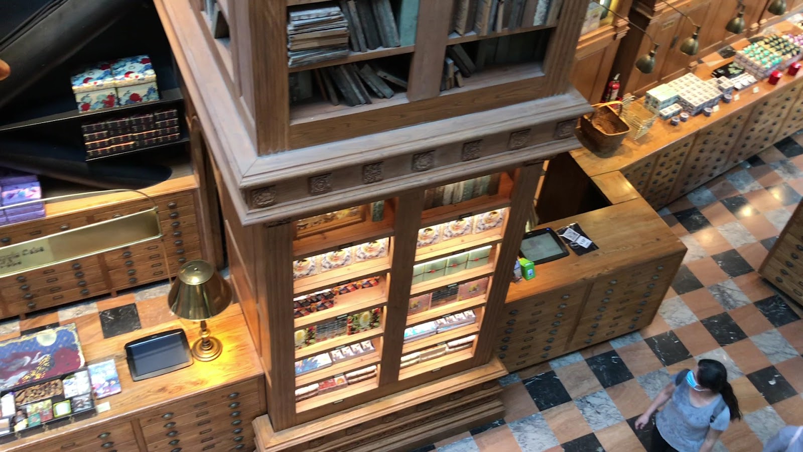 宮原眼科俯瞰木質展示箱甜點，棋盤地磚復古精緻