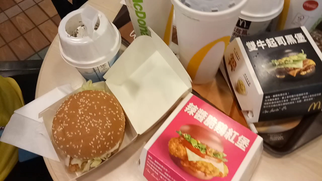 台北館前餐廳餐桌與多人用餐情境