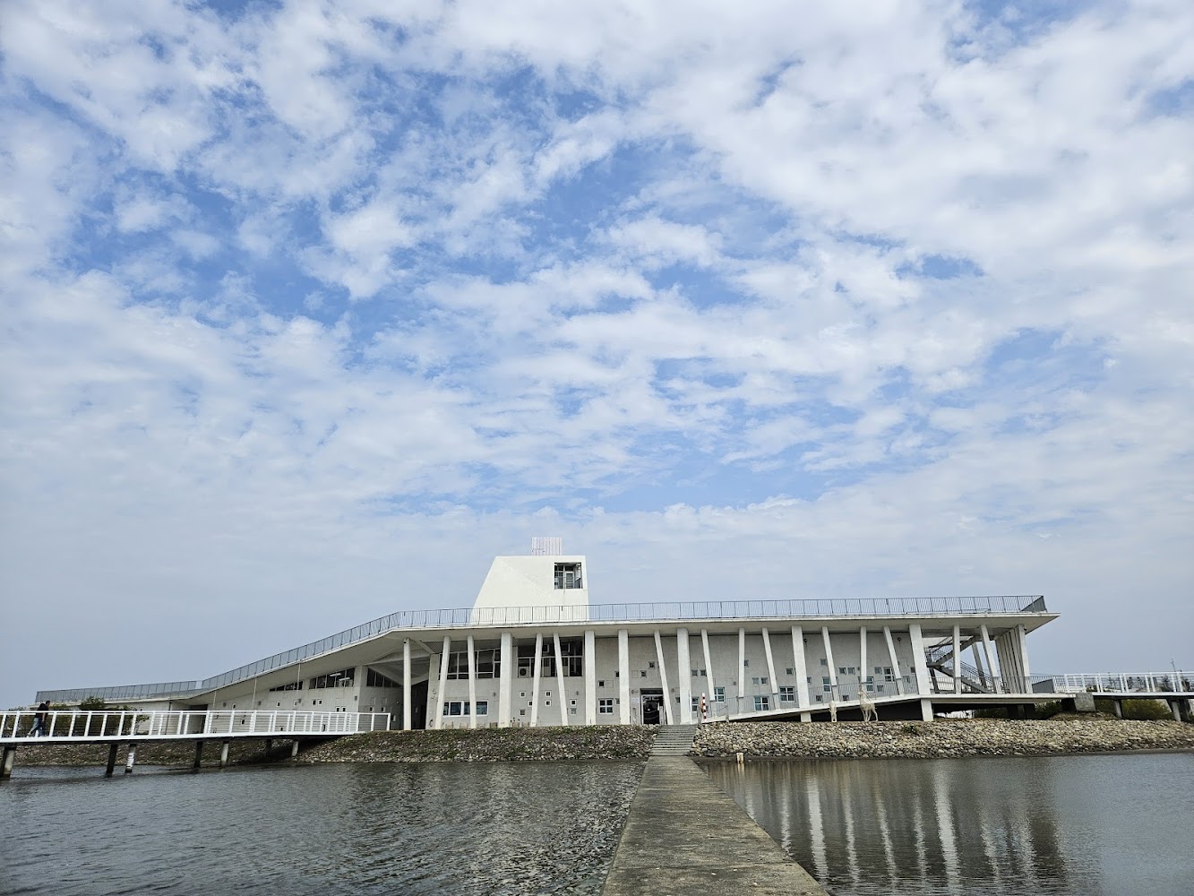七股遊客中心白色建築與水景