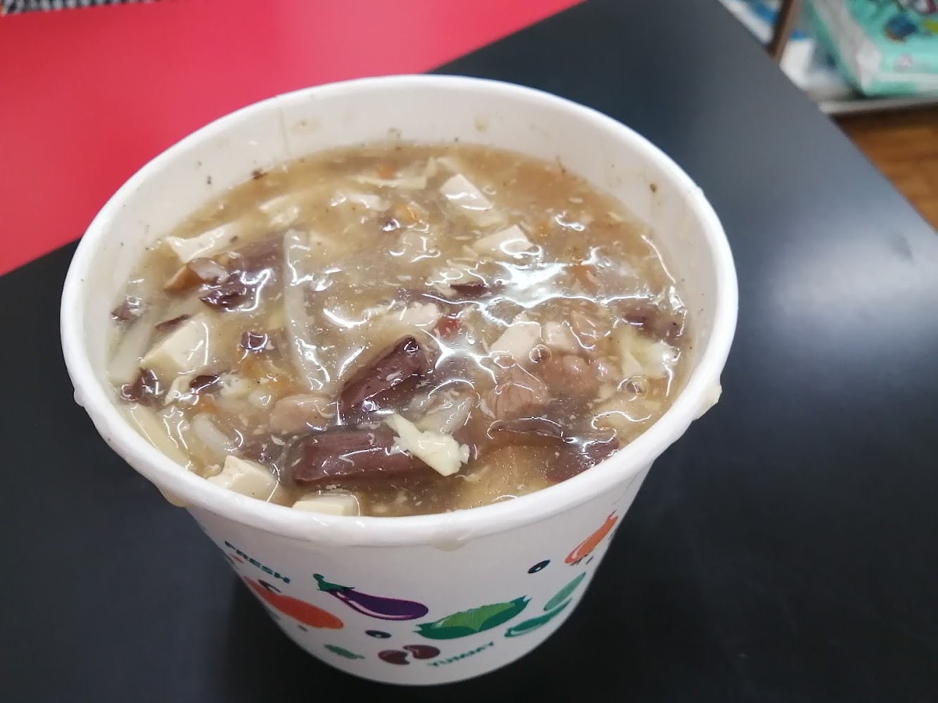 一碗濃稠羹湯含豆腐木耳與金針菇