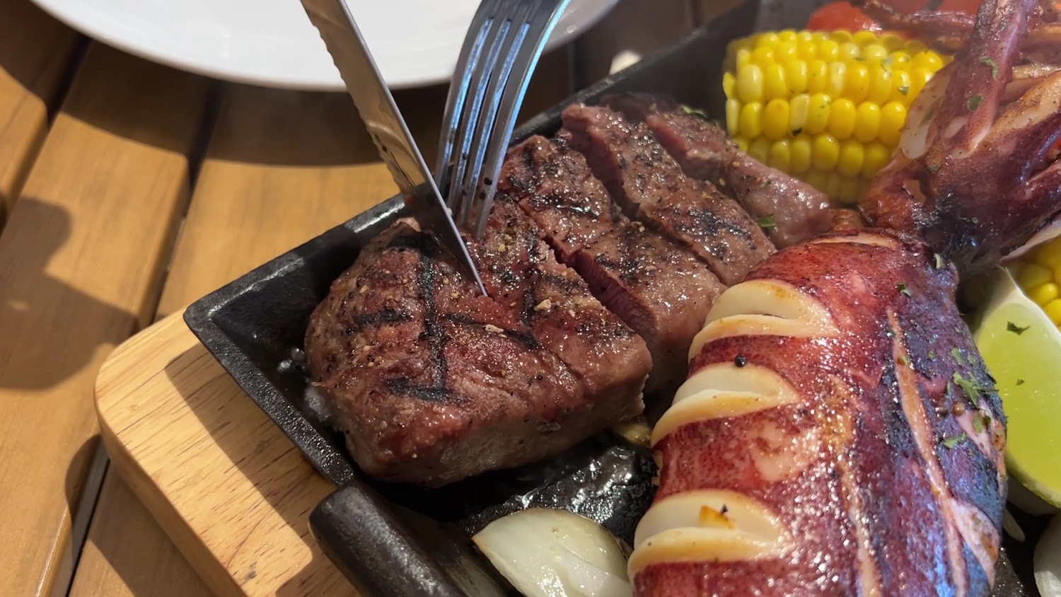 牛仔莊園厚切牛排與烤花枝鐵板主餐