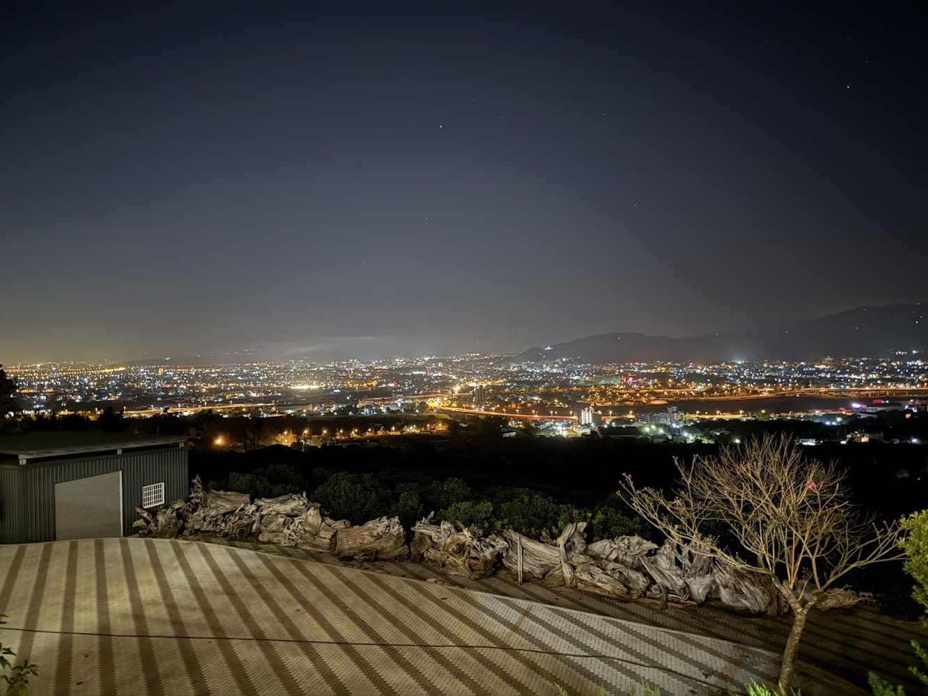 東星屋景觀餐廳夜景與前方平台地面