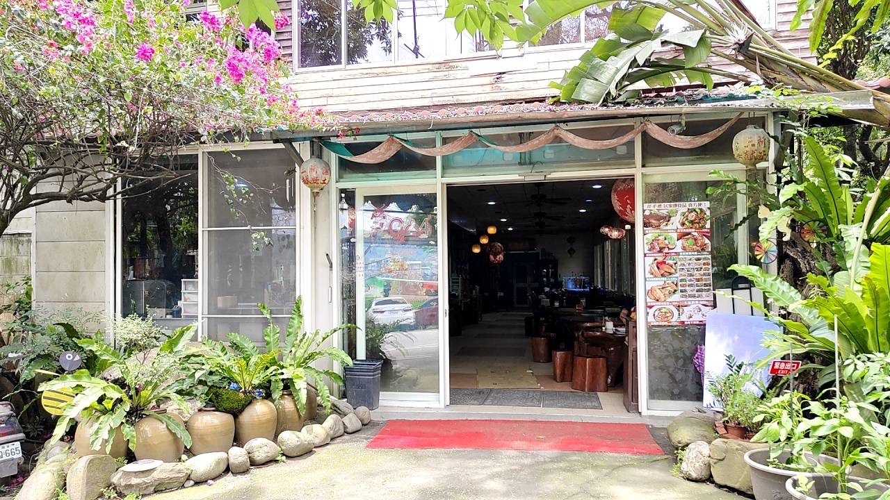 味味香客家庭園餐廳入口綠意與燈籠佈置