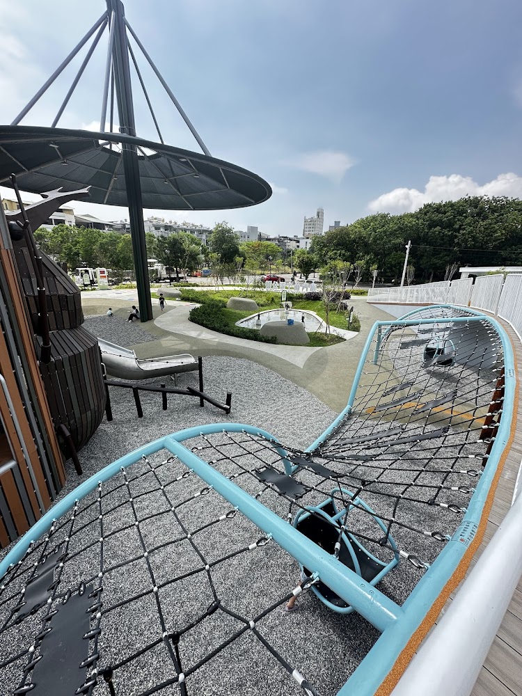 草地與大型遮陽傘的親子公園景觀