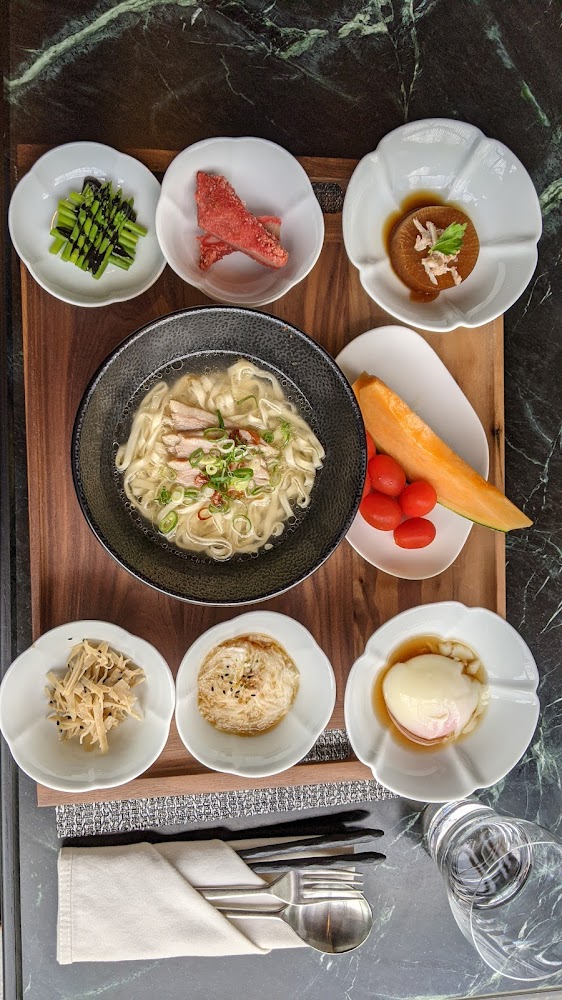 了了礁溪早餐套餐有肉片麵與多樣小菜