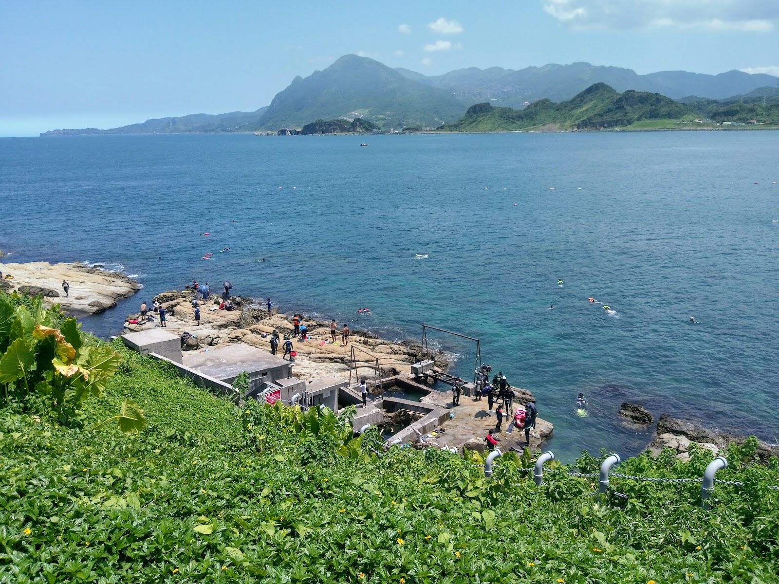 潮境公園海岸風景，岩礁與蔚藍海景共構