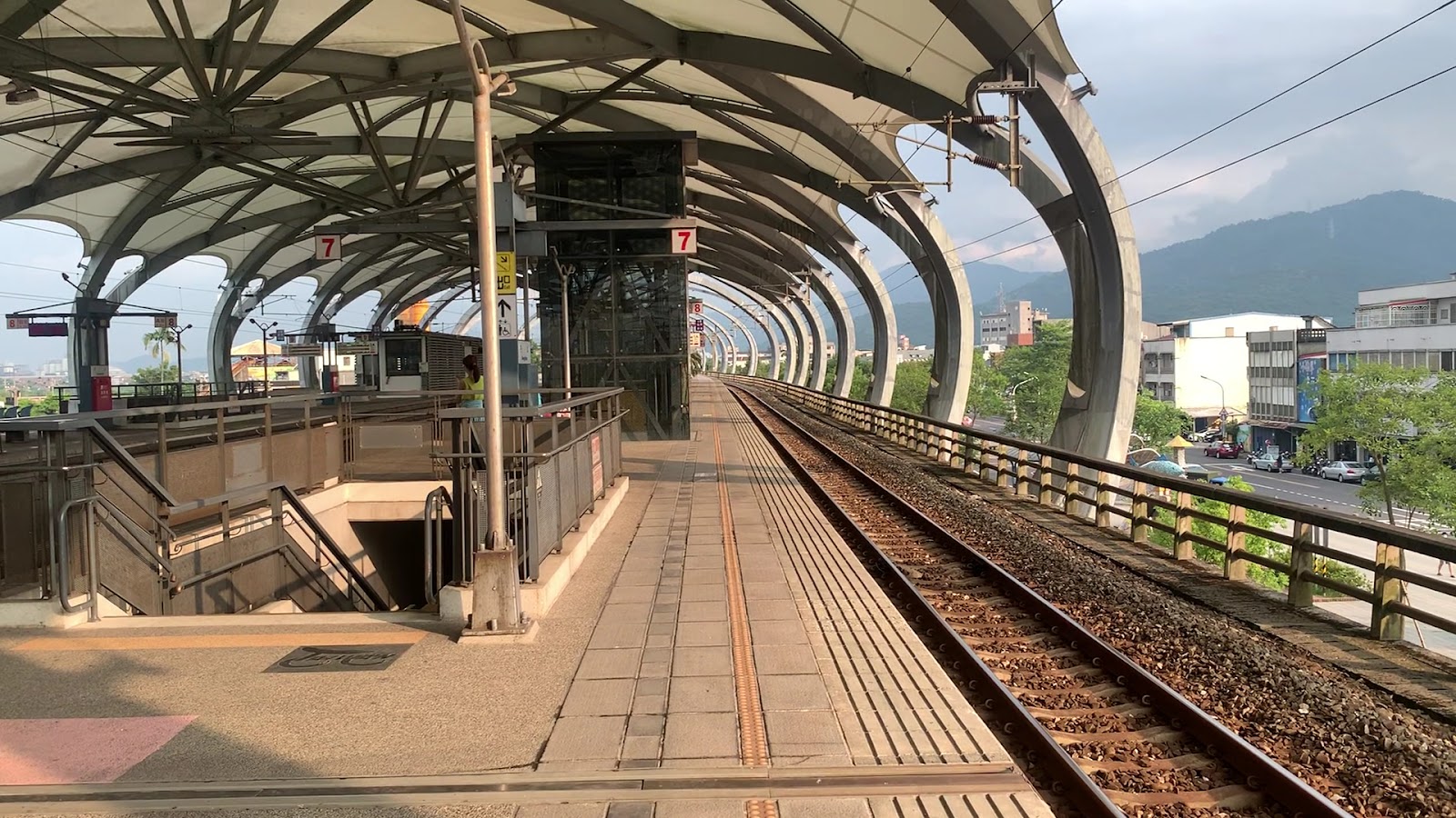 冬山火車站7號月台彩色格柵延伸構圖