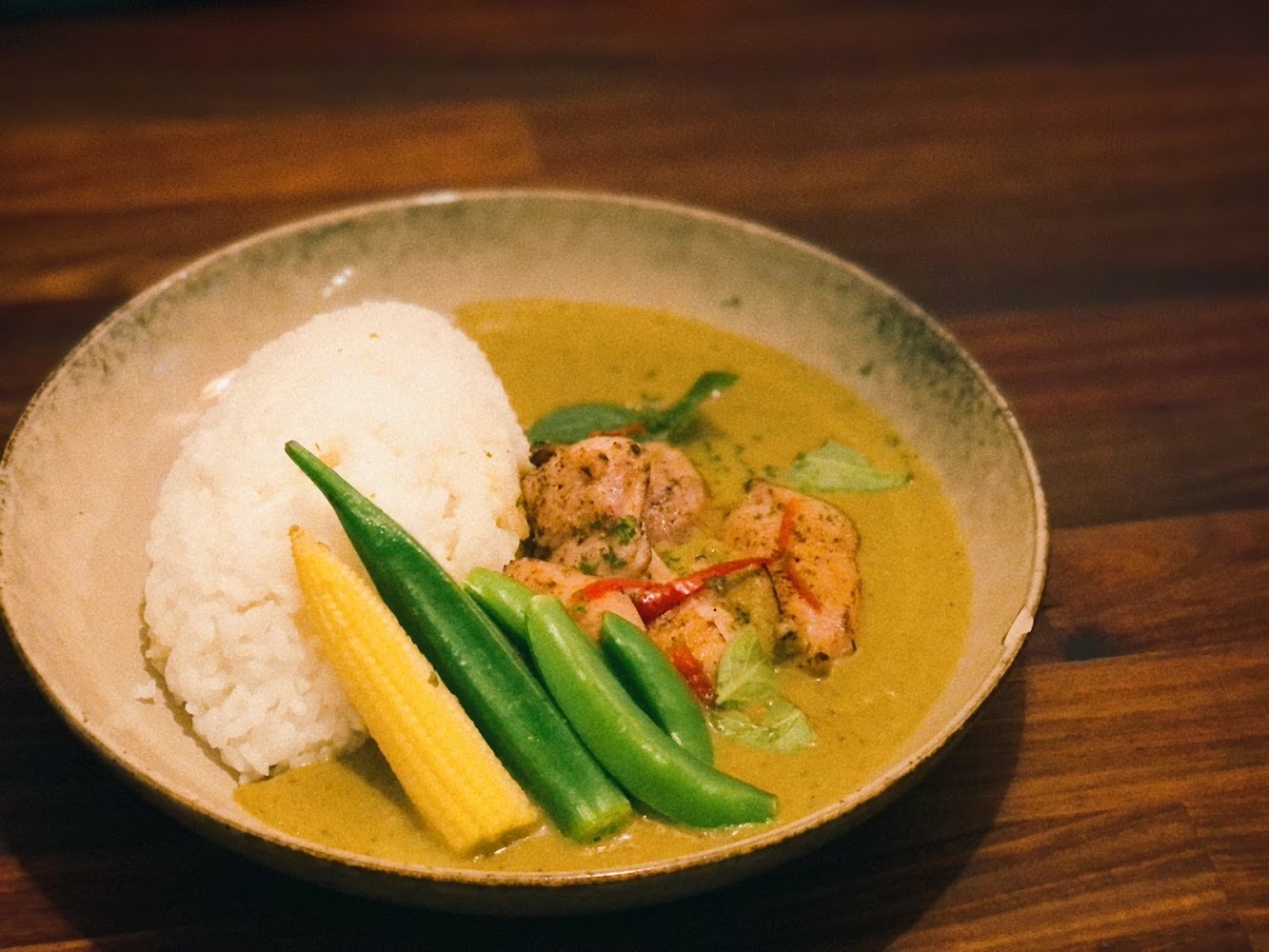 泰式綠咖哩雞搭配白飯青豆玉米筍和紅辣椒