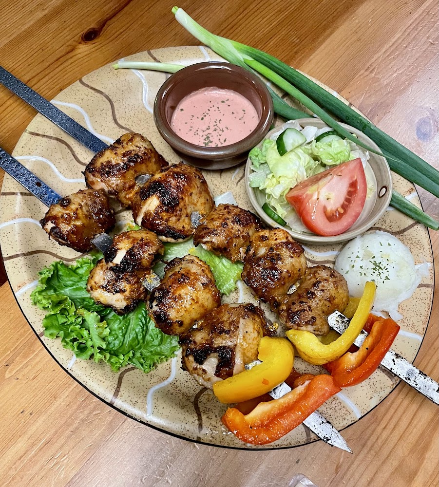 三串烤雞肉串搭配彩椒與沙拉
