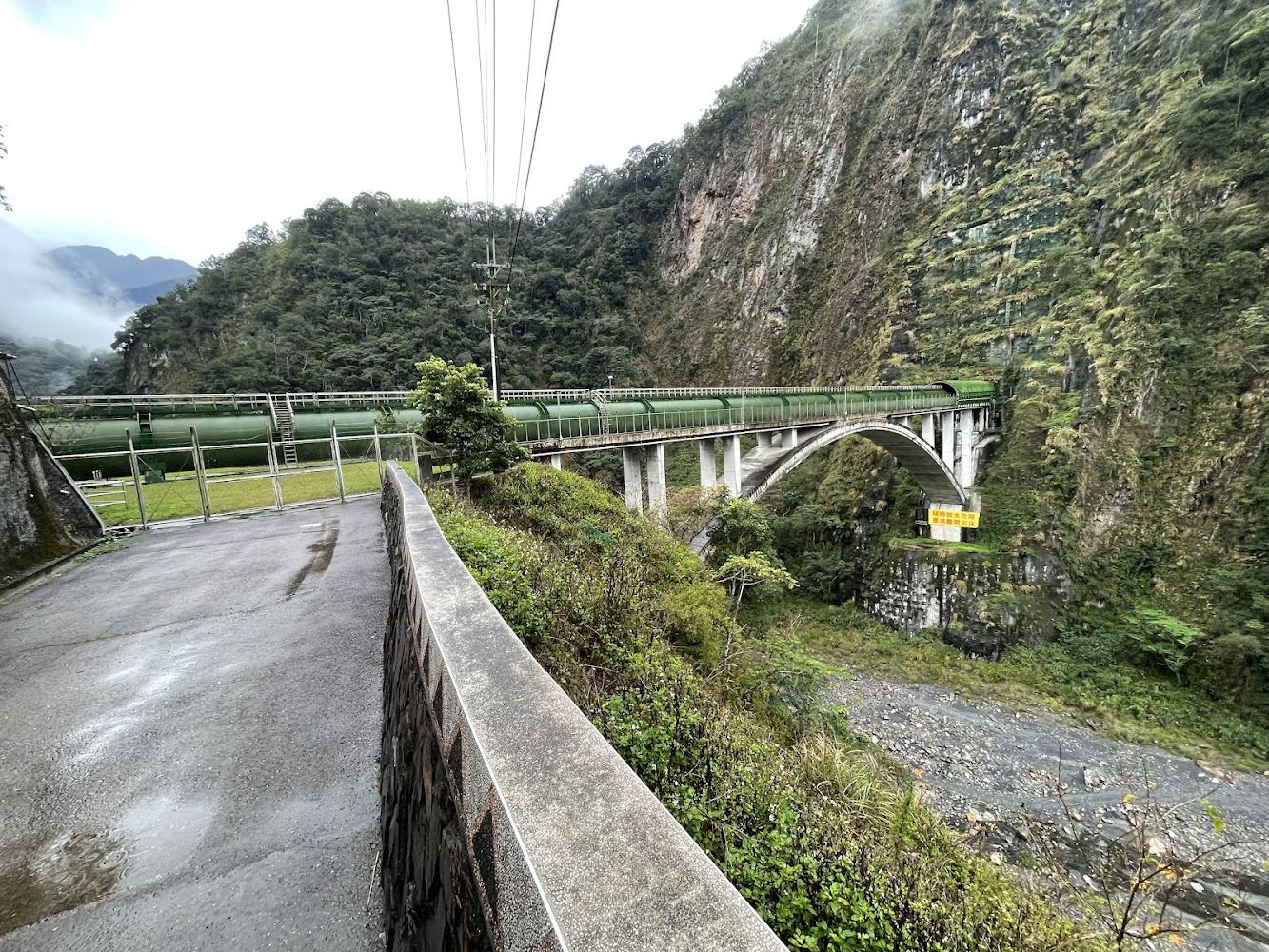 武界引水道拱橋與山谷景色