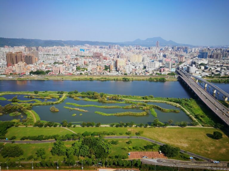 江子翠景觀河濱公園的河景與橋梁