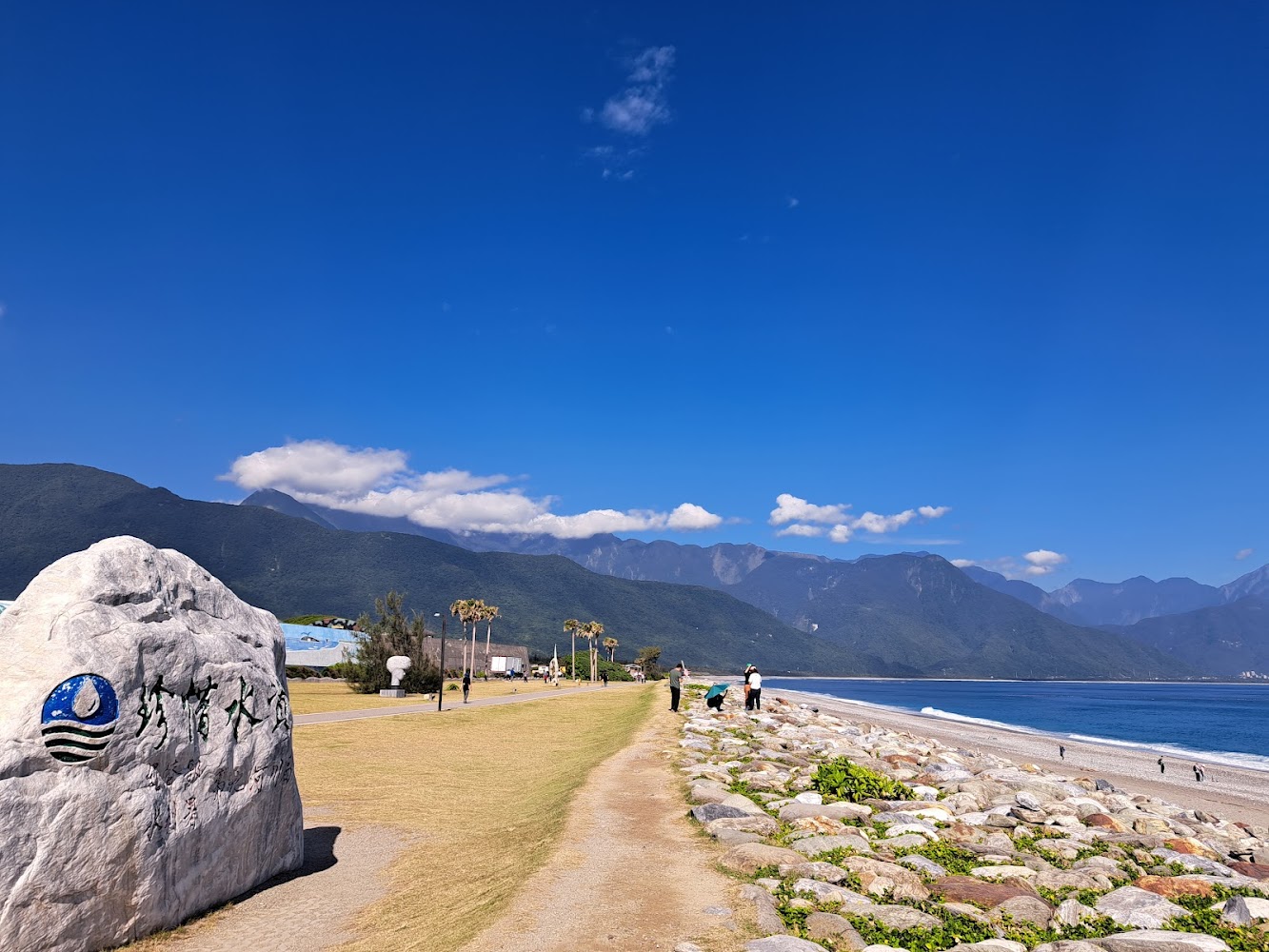七星潭海堤石碑與海岸山景