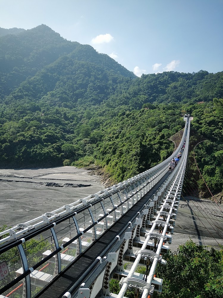 山川琉璃吊橋遠景與山谷